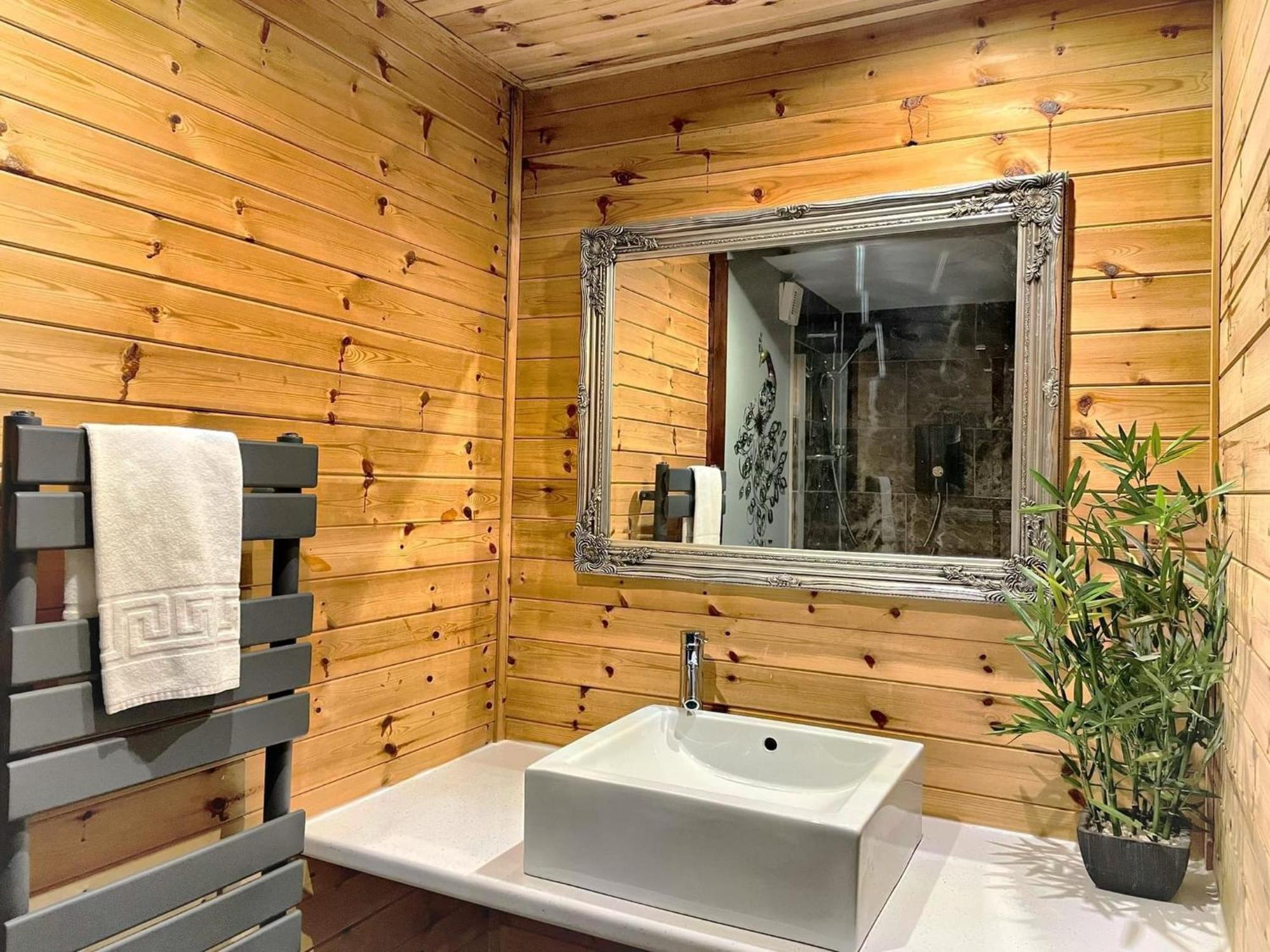 Wren 8-Hot Tub-Woodland Lodges-St Clears-Carmarthen-Tenby Exteriér fotografie