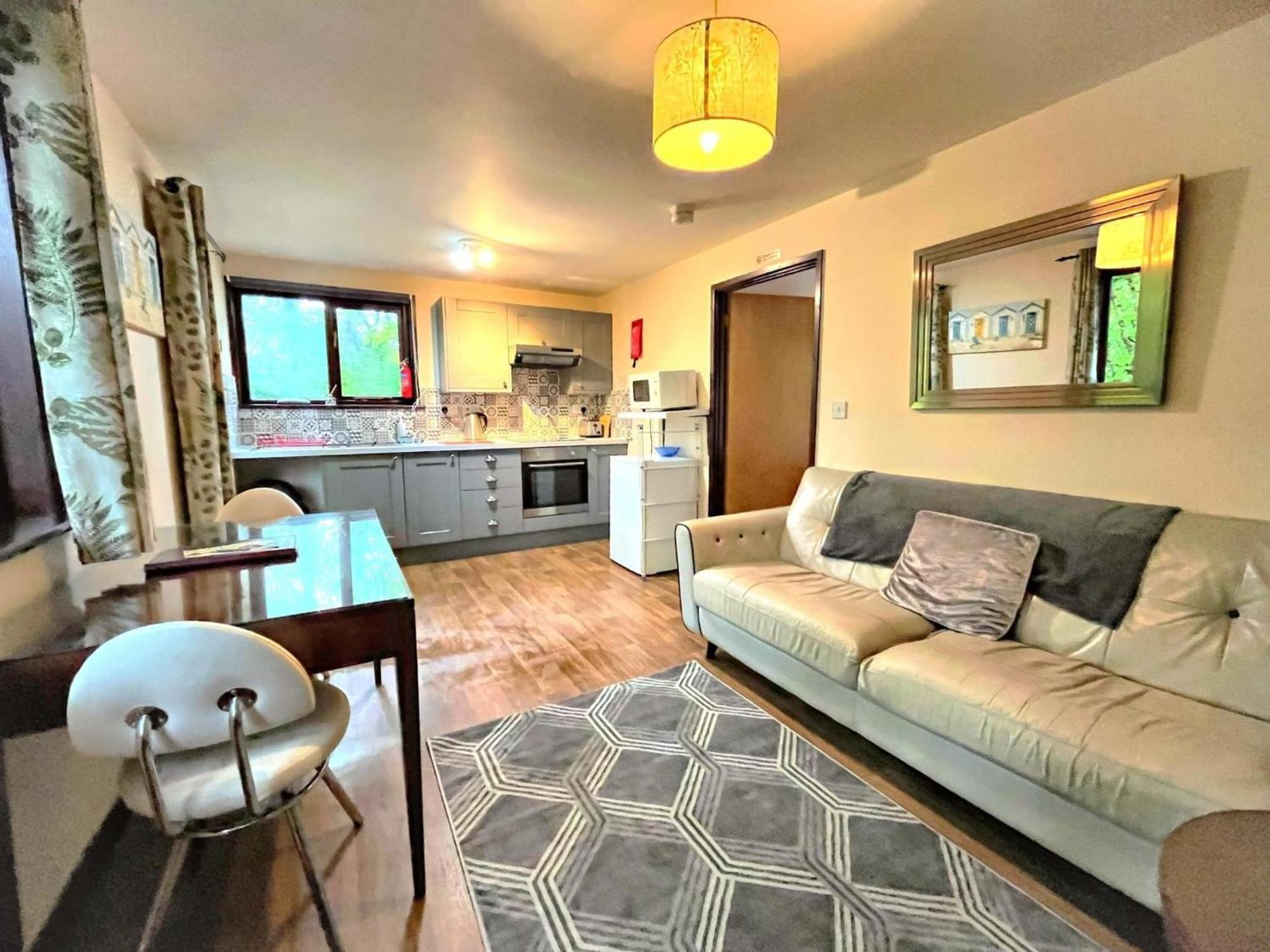 Wren 8-Hot Tub-Woodland Lodges-St Clears-Carmarthen-Tenby Exteriér fotografie